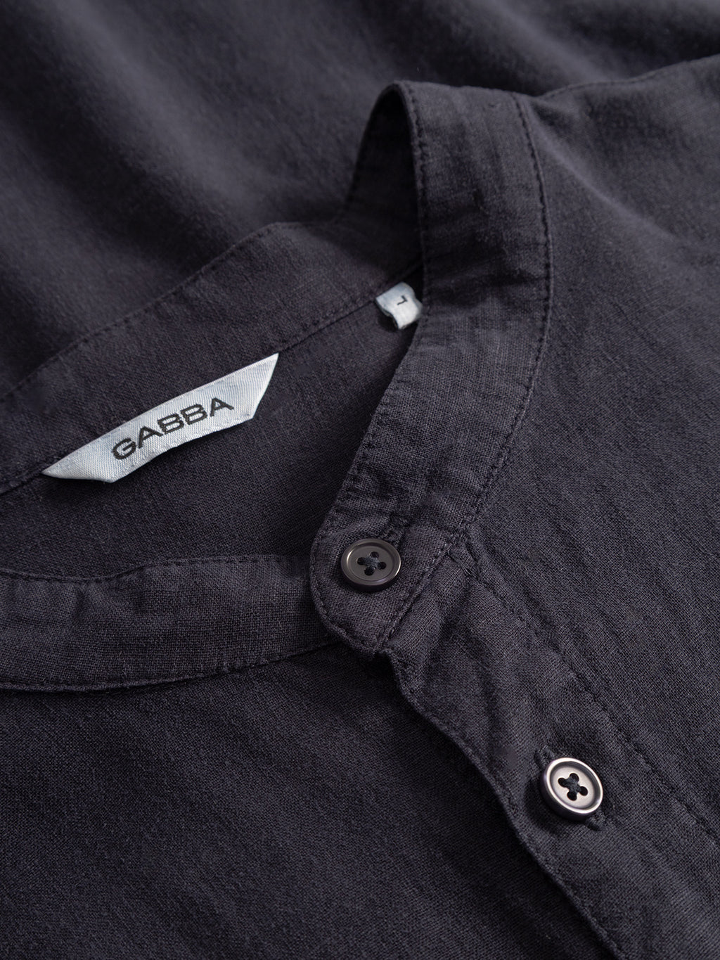 Close-up of the Gabba Sven Reg Lino Mand LS shirt in Night Sky, featuring a mandarin collar, two black buttons, and a visible white Gabba label.