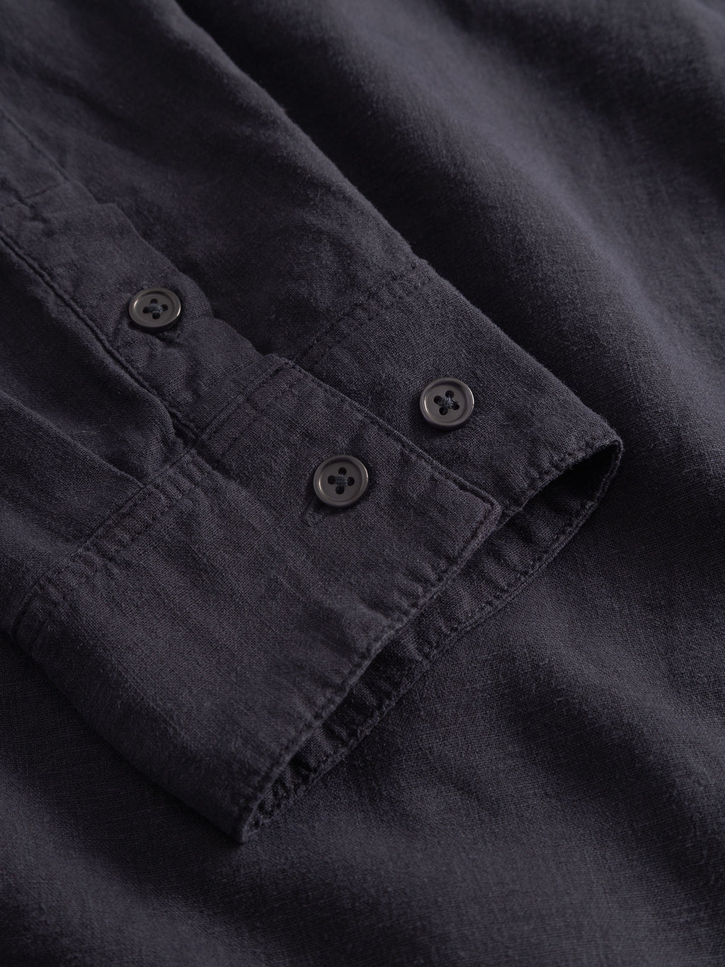 Close-up of the Gabba Sven Reg Lino Mand LS shirt in Night Sky, highlighting the dark sleeve with two black cuff buttons, an additional button above the cuff, and visible fabric stitching details.