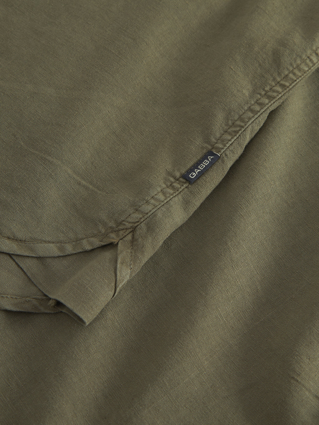 Close-up of Sven Reg Lino Mand LS in olive green by Gabba, featuring visible stitching and a black Gabba label, showcasing the premium quality and soft viscose blend fabric.