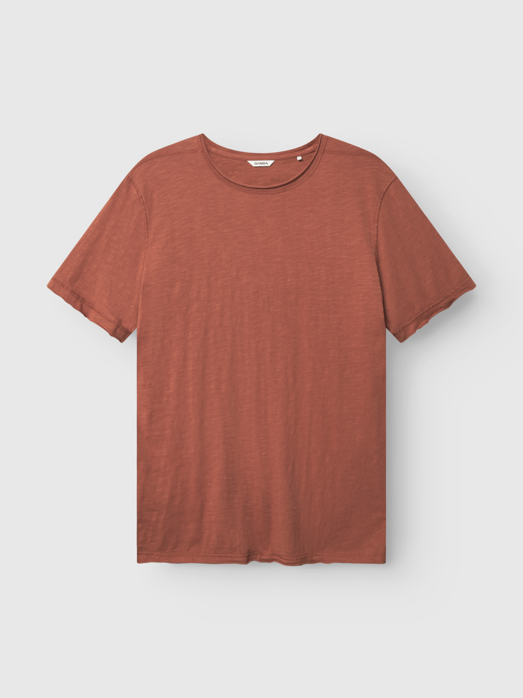 The Gabba Kostant New SS in Brown Rust is a short-sleeve, crew-neck t-shirt in a muted reddish-brown shade—ideal as a vintage-inspired basic for easy, effortless style.