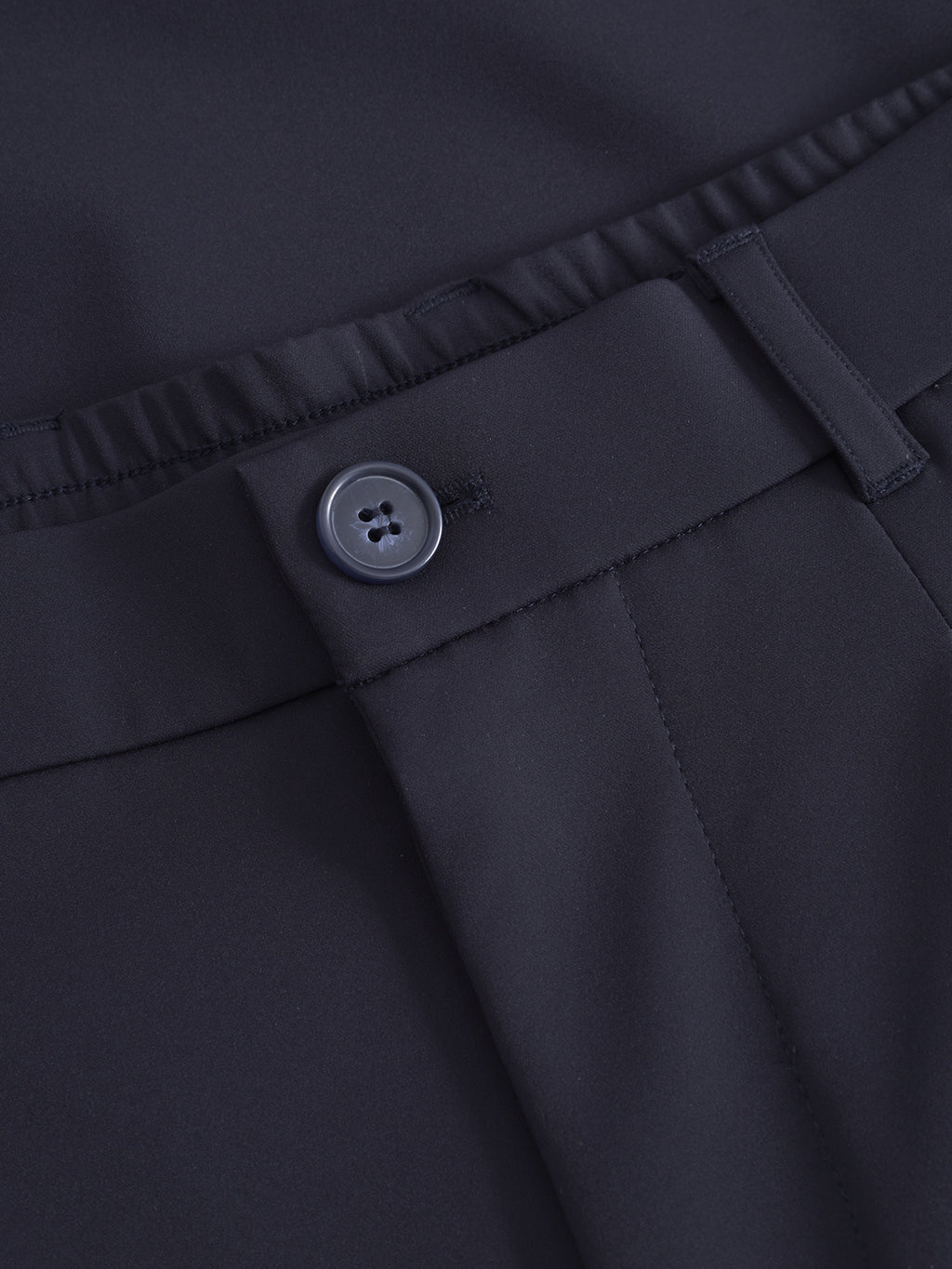 Close-up of the waistband on Gabbas Napoli 19 Bascu - Navy straight fit trousers, featuring a button closure, belt loop, and part of a front pocket. The fabric is smooth with a subtle sheen for a polished appearance.