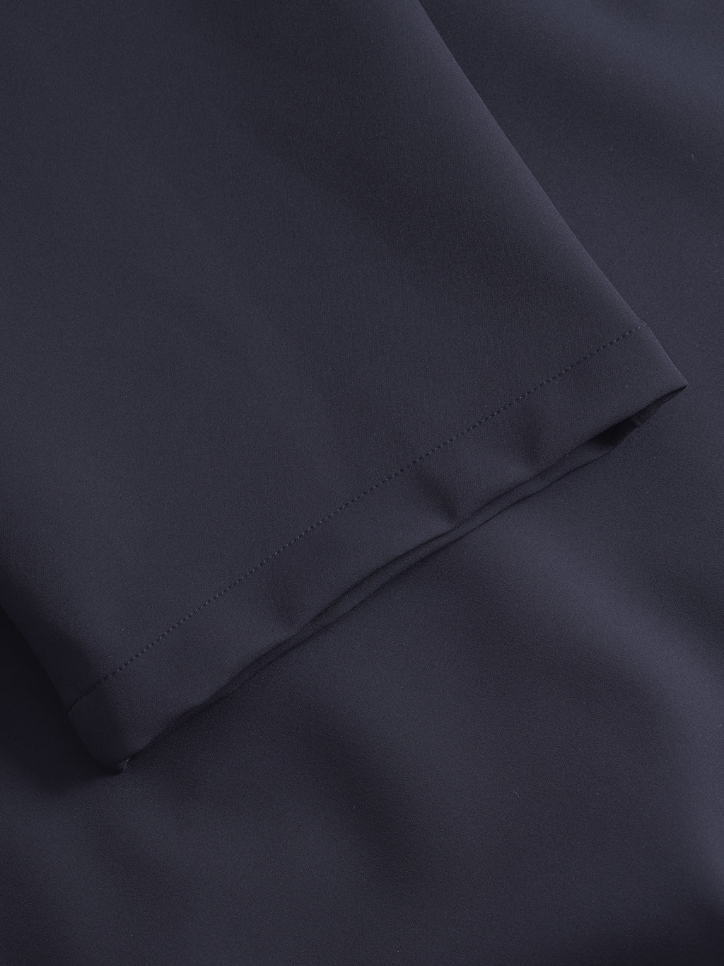 Close-up of the Napoli 19 Bascu - Navy trousers by Gabba, showing wrinkle-resistant dark navy fabric and a neatly sewn hem that highlights the smooth texture and precise stitching.