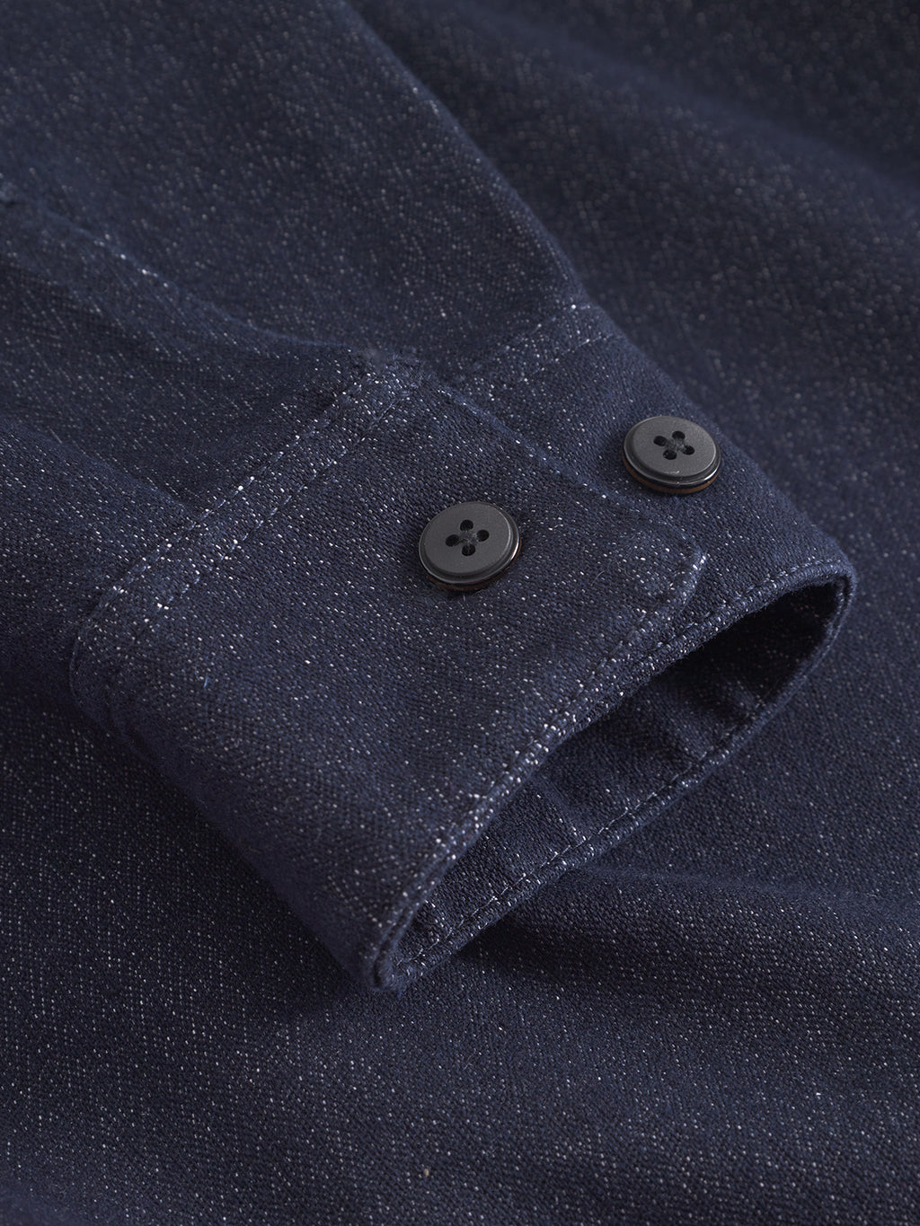 Close-up of the Sven Reg Chev - Dark Navy shirt by Gabba, showing the sleeve cuff with two black buttons and detailed stitching.