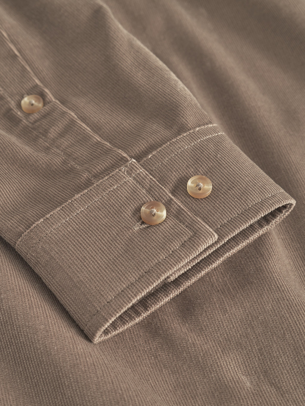 Close-up of Gabbas Jens Over Cord LS in Sand Greige, showing the textured corduroy fabric, precise stitching, and cuff with beige buttons—a stylish autumn overshirt for warmth and elegance.