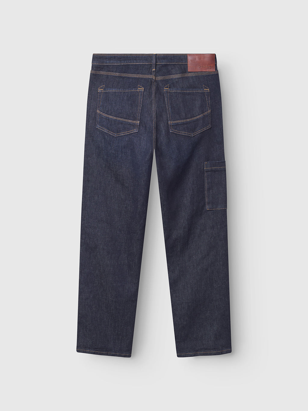 Gabba’s Max Work Self jeans in dark blue denim feature a loose fit, two rear pockets, a brown leather waistband patch, and a utility pocket on the right leg for classic workwear style.