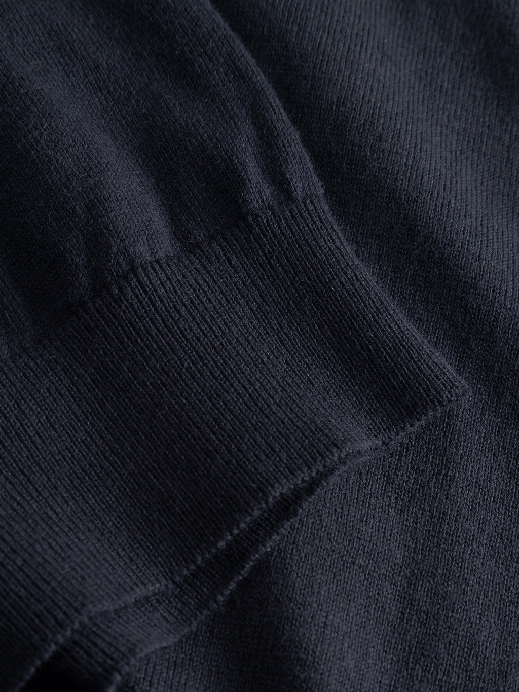 Close-up of Gabbas Akita Prex LS in navy, showcasing the soft knit fabric, detailed cuff and sleeve seams, fine stitching, and subtle branding—perfect as a modern wardrobe essential.