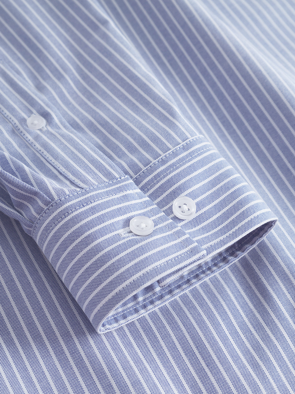 Close-up of the Gabba Sven Reg Crest LS shirt cuff in blue and white stripes, featuring two white buttons.