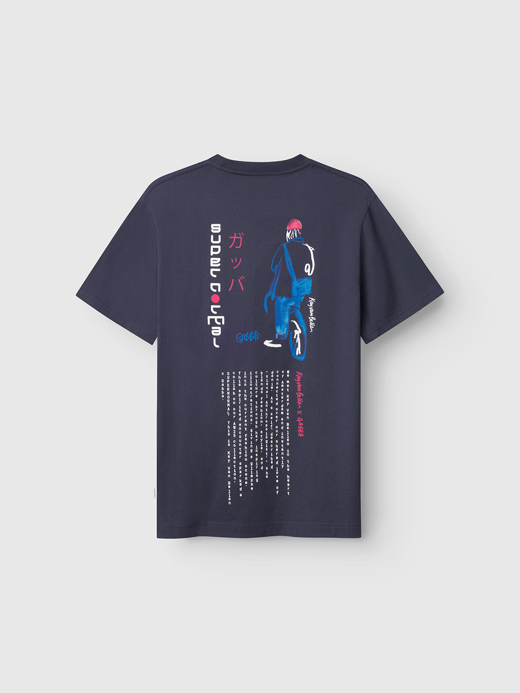 The Gabba Dune Kay Man Bauw SS GOTS - Navy is an organic cotton T-shirt featuring a large abstract blue and pink figure, Japanese text, and white vertical lines on the back.