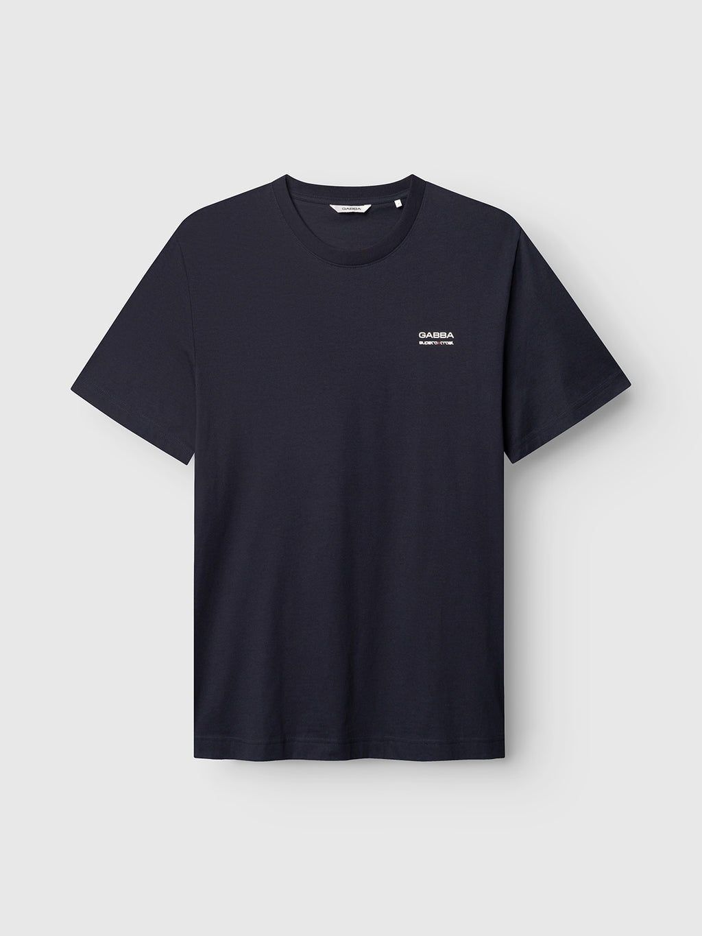 The Dune Kay Man Bauw SS GOTS by Gabba is a minimalist navy T-shirt, crafted from GOTS-certified organic cotton, and features a small white logo on the left chest.