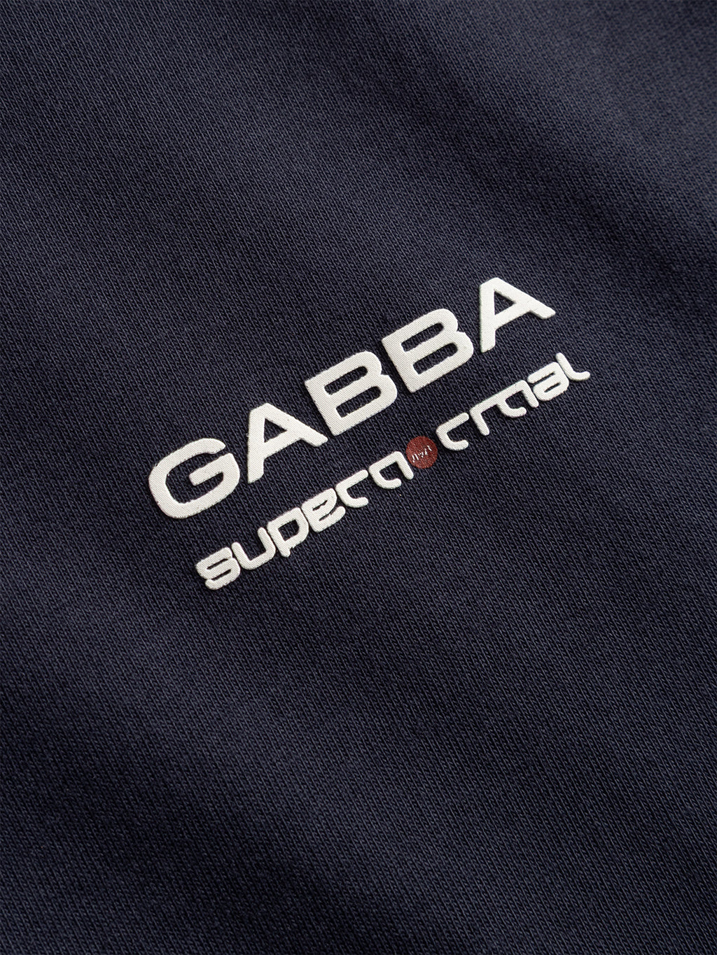 The Dune Kay Man Bauw SS GOTS - Navy by Gabba is a navy blue organic cotton t-shirt with white embroidered GABBA and stylized super normal text, ideal for a minimalist look.