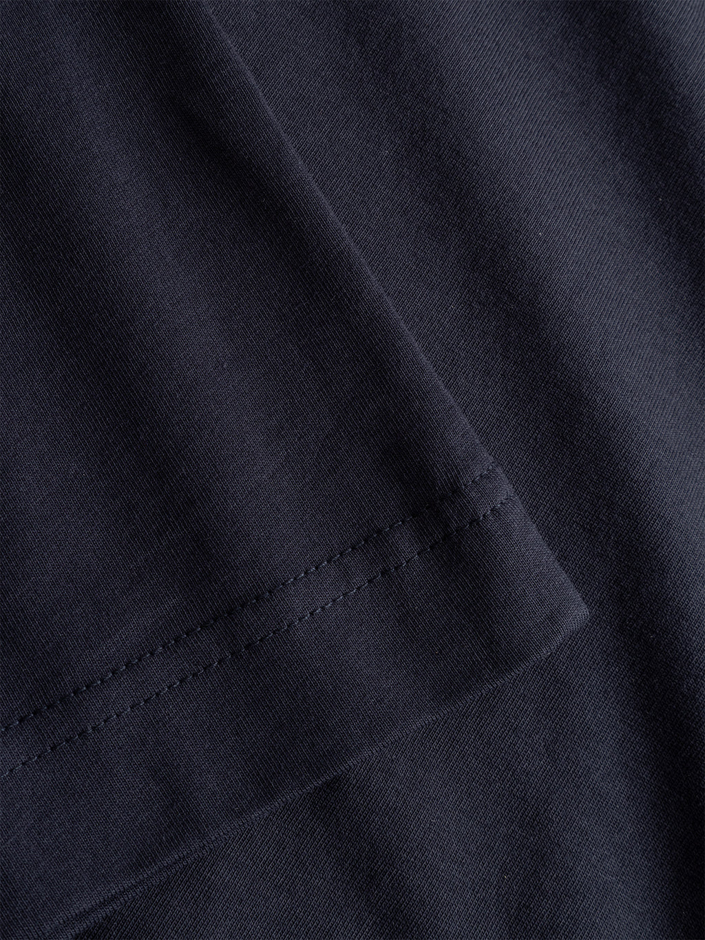 Close-up of the Gabba Dune Kay Man Bauw SS GOTS t-shirt in navy, highlighting the organic cotton fabric, neat sleeve stitching, smooth texture, and subtle folds.