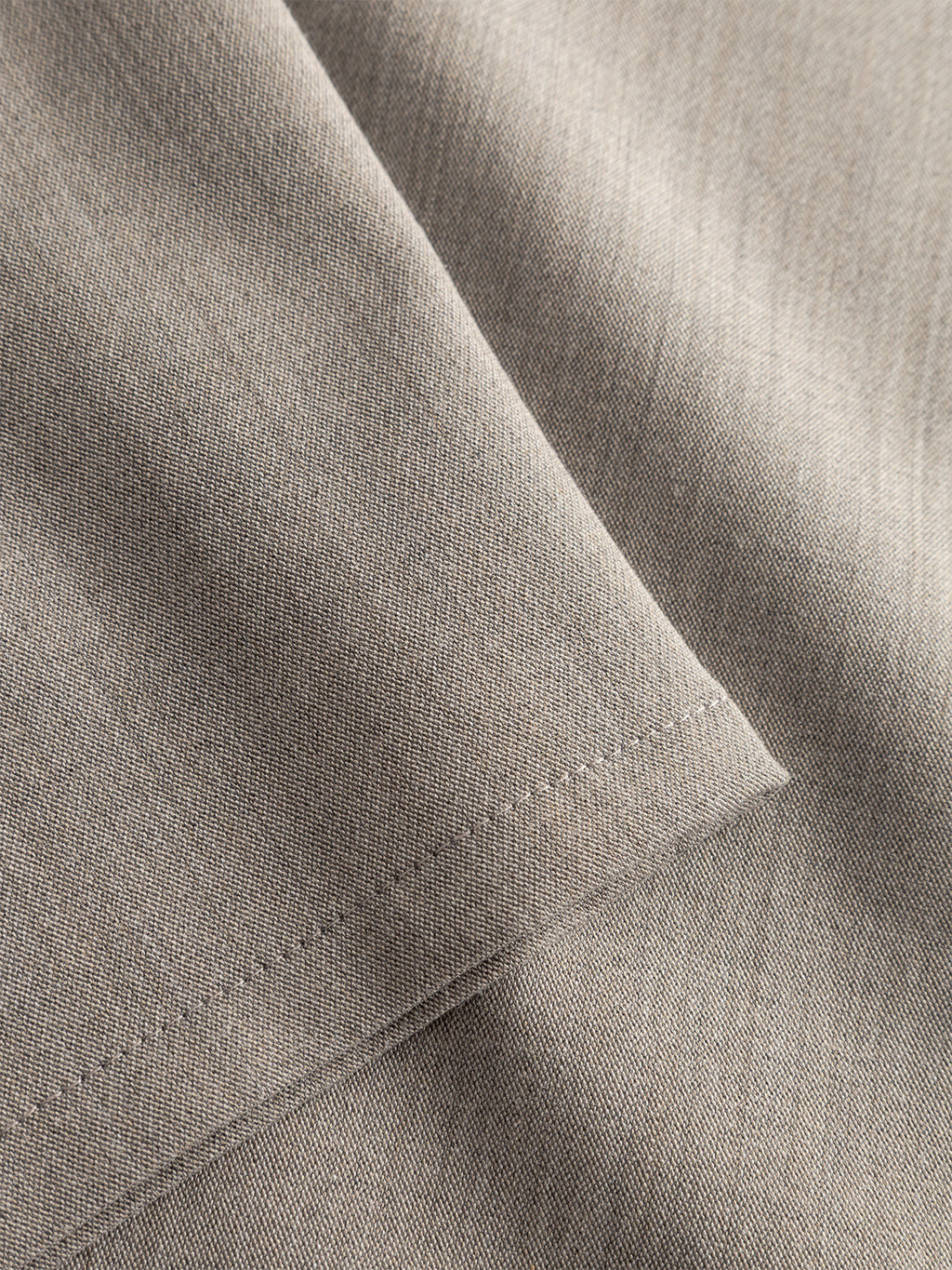 Close-up of Gabba Firenze Phin Cropped GRS - Sand: light brown fabric with smooth texture and visible stitching, ideal for versatile trousers featuring a fine weave and soft folds.