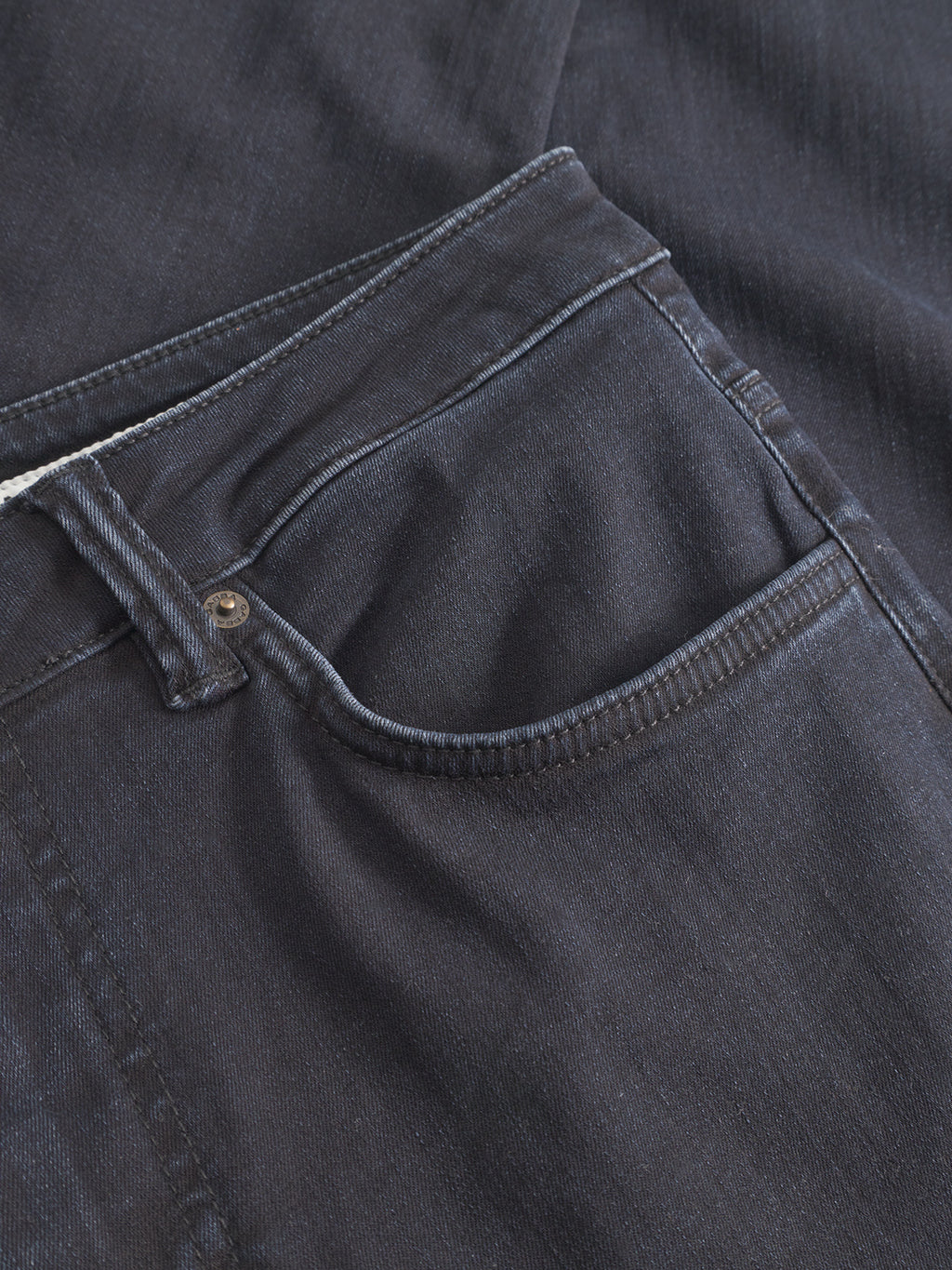 Close-up of the Gabba GABjones BlueBlack - Blue Black Denim jeans, highlighting the front pocket and top section, showcasing denim texture and stitching for all-day comfort and high flexibility.