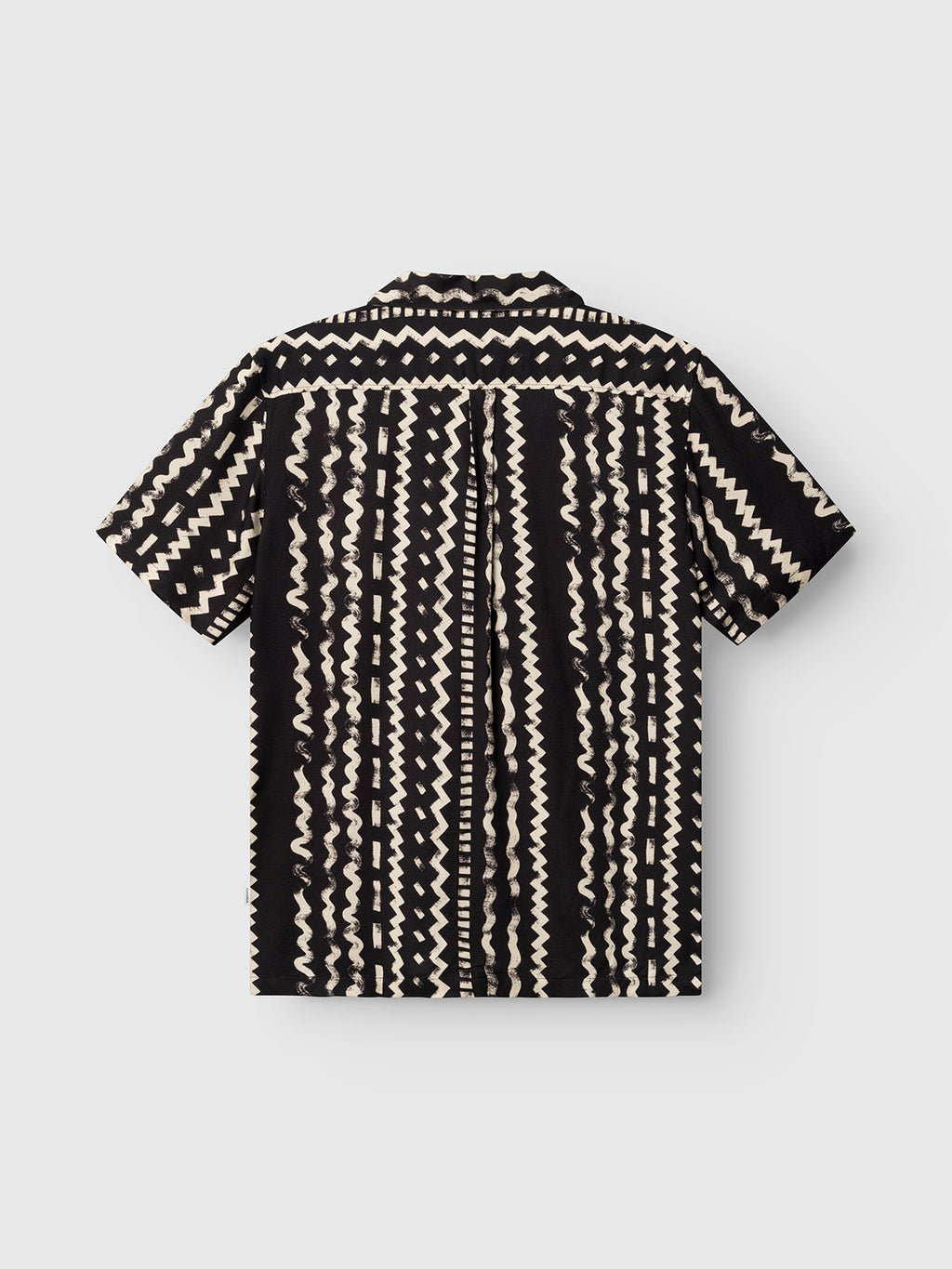 The Gabba GABsven Reg Resort Oro SS Shirt features a black base with cream zigzag and vertical stripes in an abstract geometric print, shown from the back on a white background.