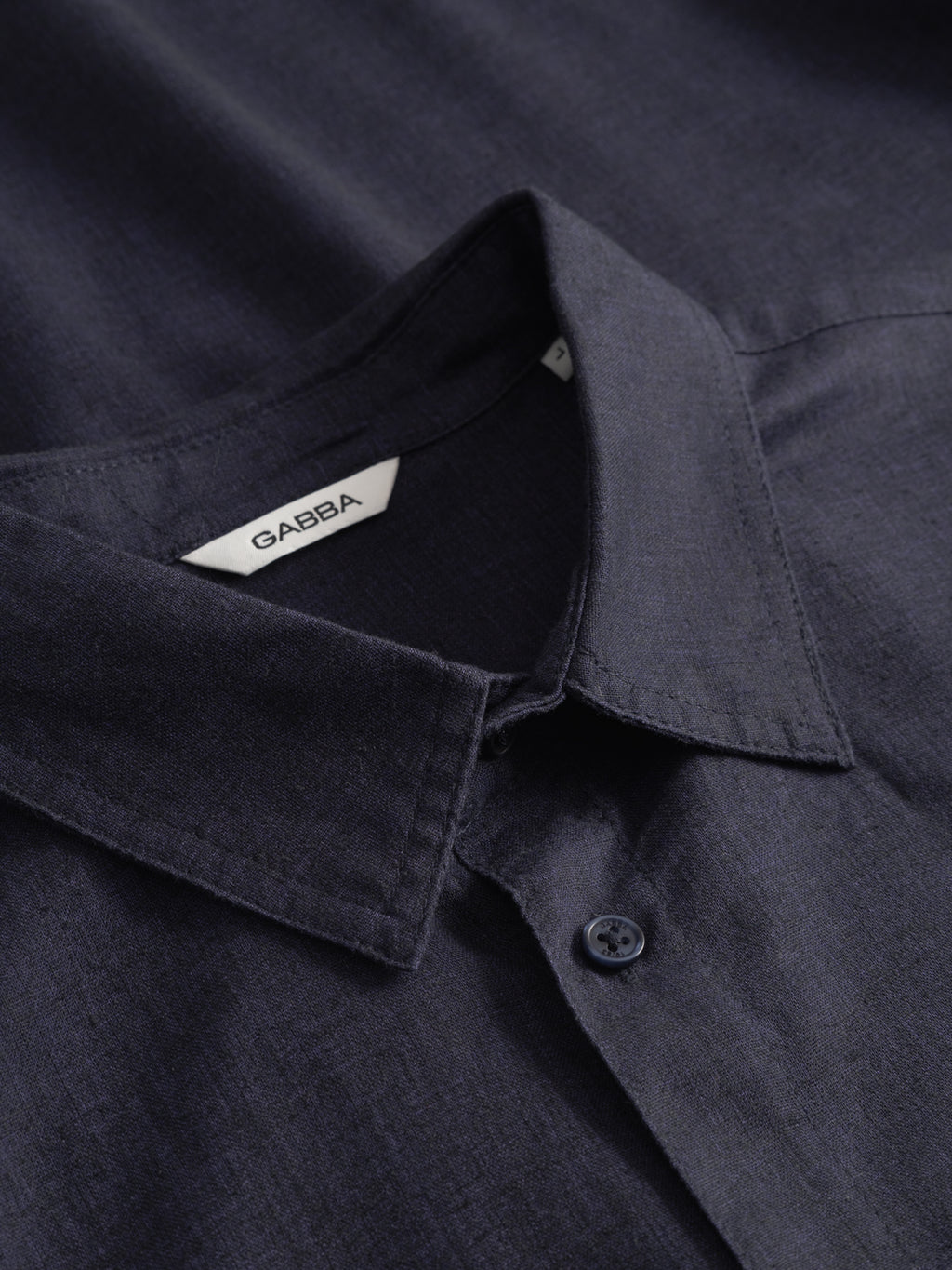 Close-up of a Gabba GABsven Reg Lins LS Shirt in navy, featuring a classic collar and one visible button. The inner collar label shows 