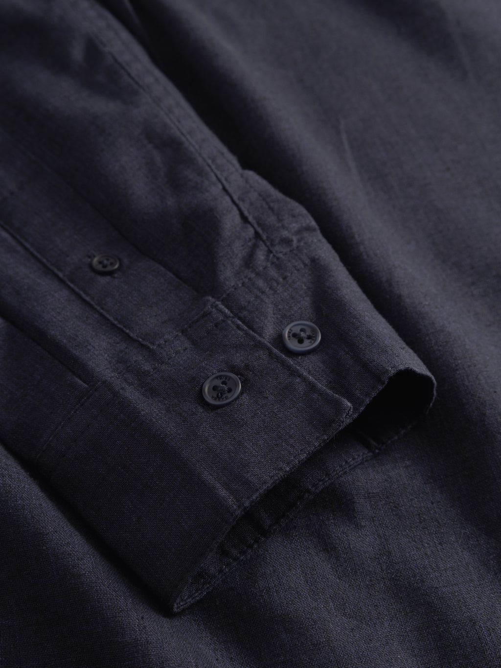 Close-up of the Gabba GABsven Reg Lins LS Shirt in Navy, featuring a regular fit, classic collar, two black buttons on the cuff, and detailed stitching for a timeless look.