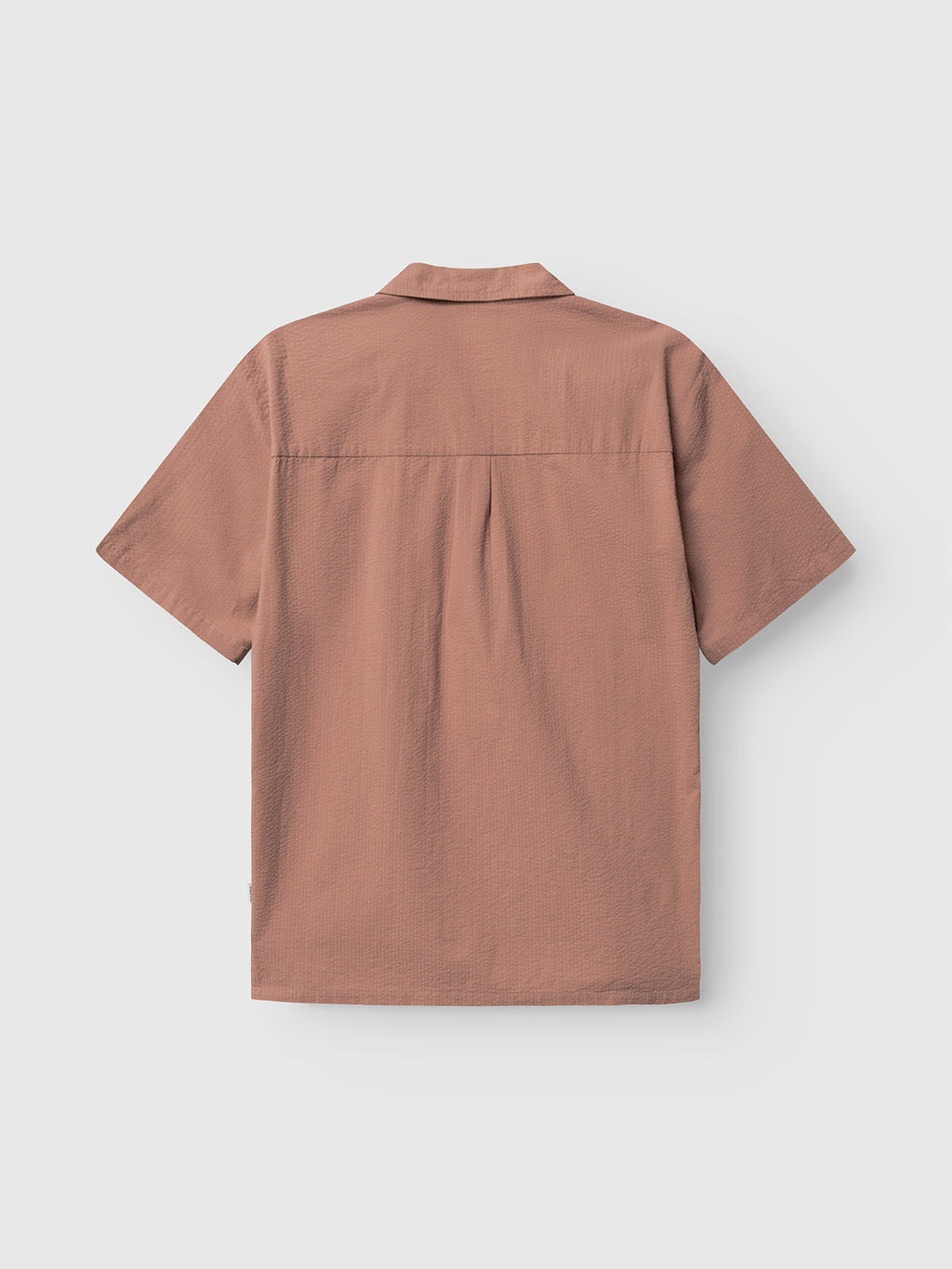 The Gabba GABtimo Resort Ker SS Shirt in Wood Pink, made from light cotton seersucker, is shown flat on a white background with a straight hem and simple collar, displayed from the back.