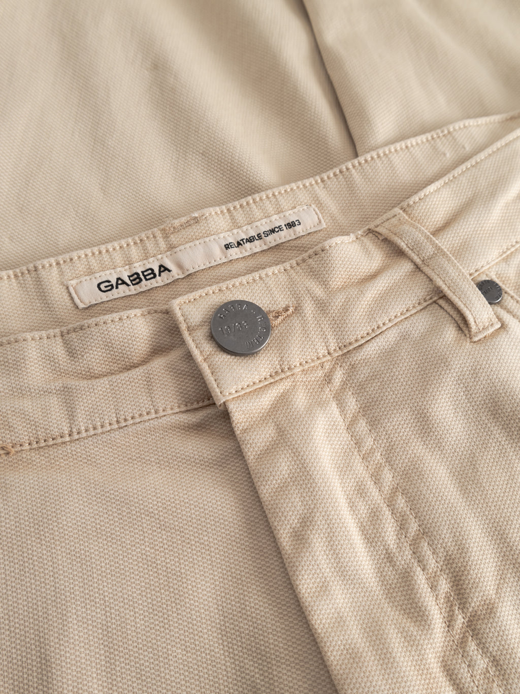 Close-up of Gabba GABmarc 5poc Marlo - Birch pants, highlighting the waistband, belt loop, metal button, and Gabba label—your versatile everyday jeans.