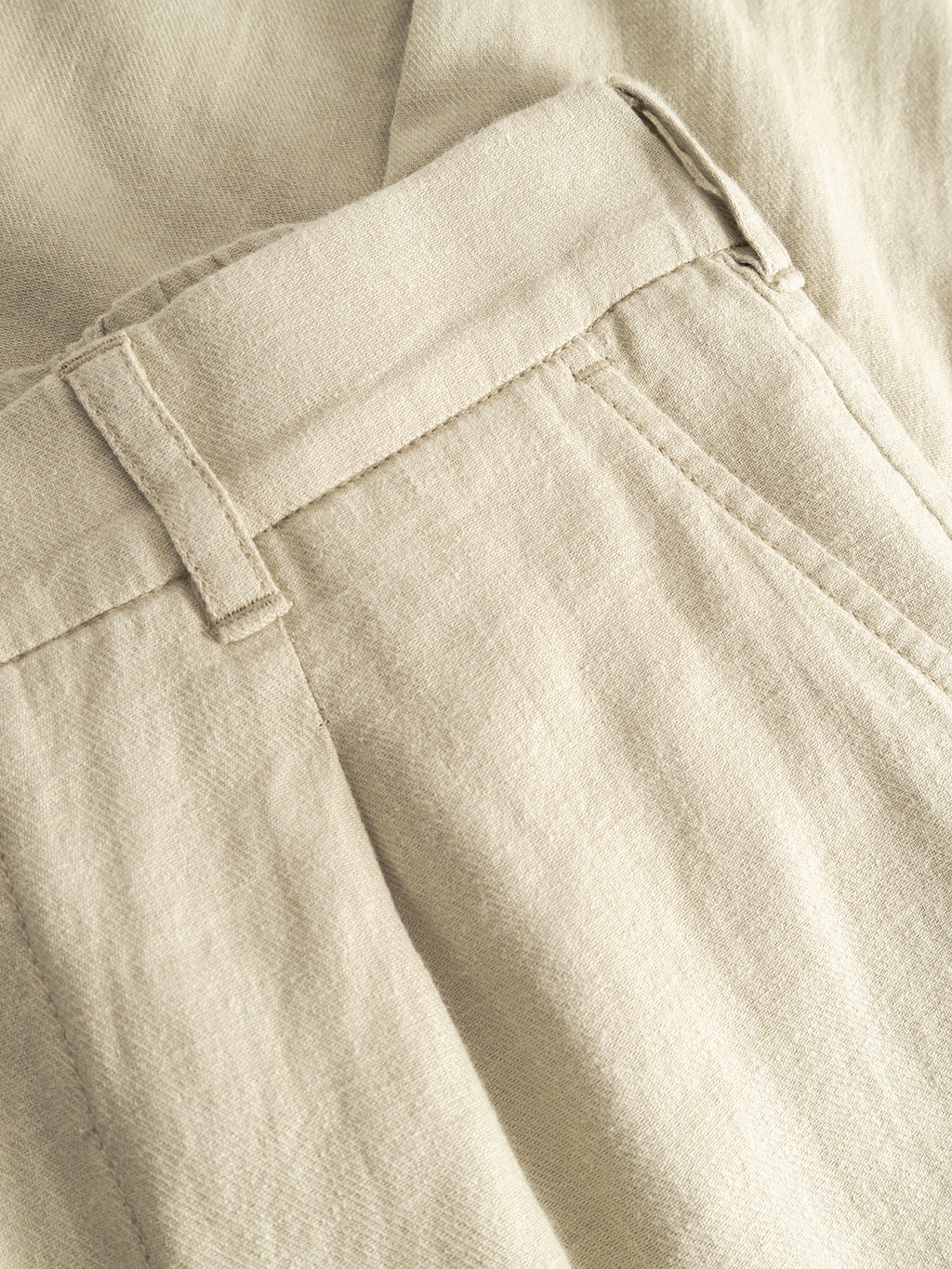 Close-up of the Gabba GABnapoli 19 Lino Pant in Alfa Green, highlighting the waistband, belt loop, and side pocket. The soft linen fabric with natural weave creates a casual, comfortable look.