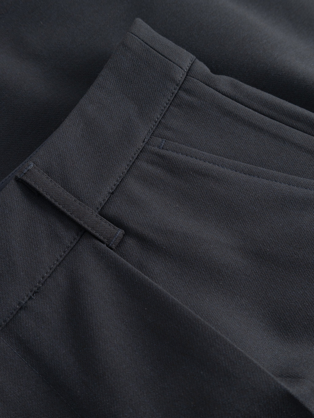 Close-up of Gabba GABjoli Pas Phin Shorts GRS in Blue Black, highlighting the waistband, belt loop, and front pocket details, plus texture and stitching for a tailored all-season look.