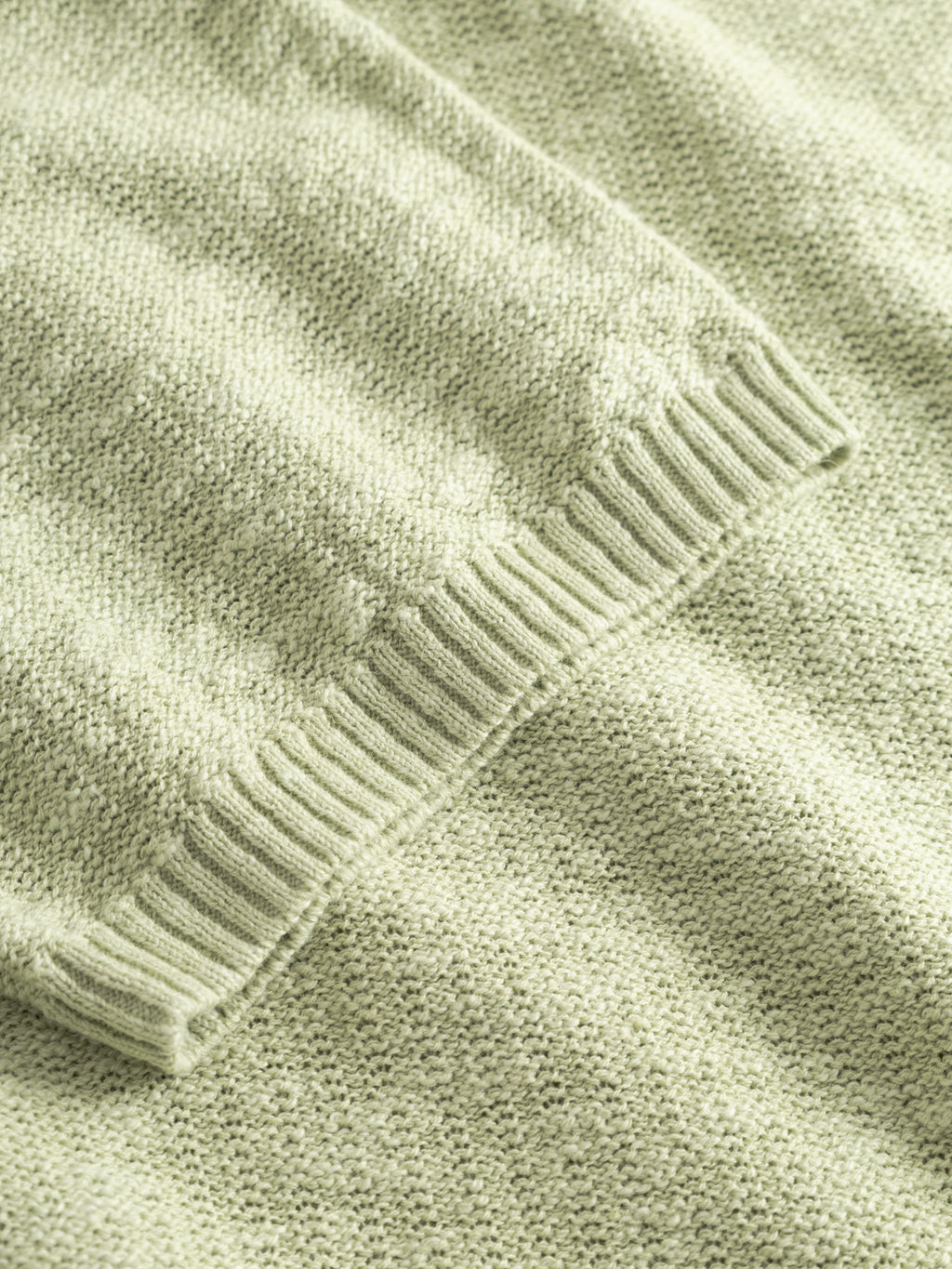 Close-up of the Gabba GABcross Alto SS Knit in Alfa Green, highlighting its textured knit fabric and ribbed edge details.