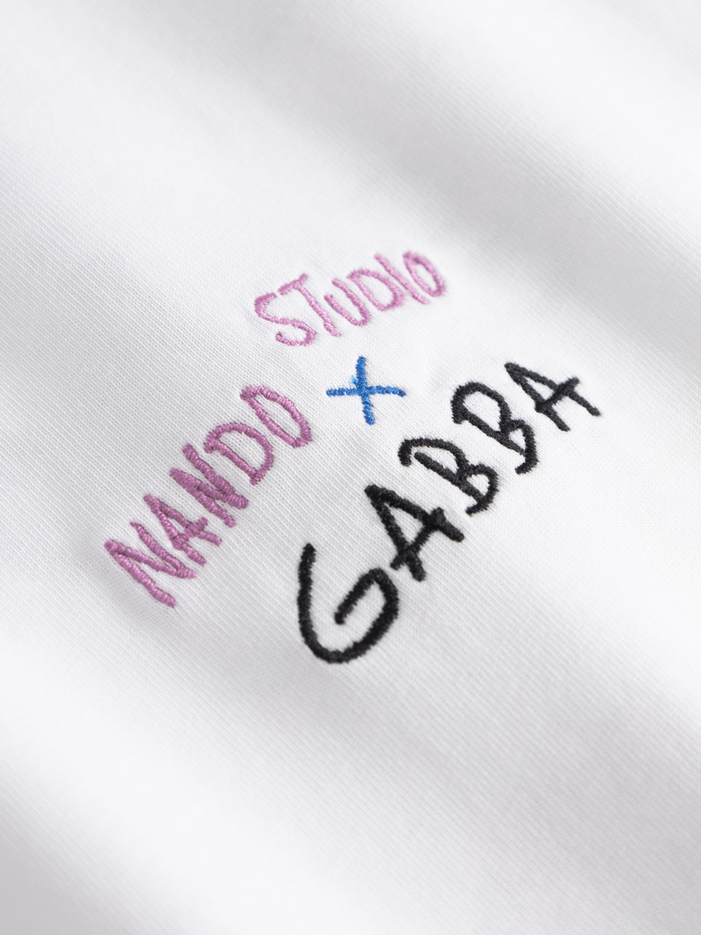 Close-up of white GABnigel Nando SS T-shirt by Gabba, featuring pink 