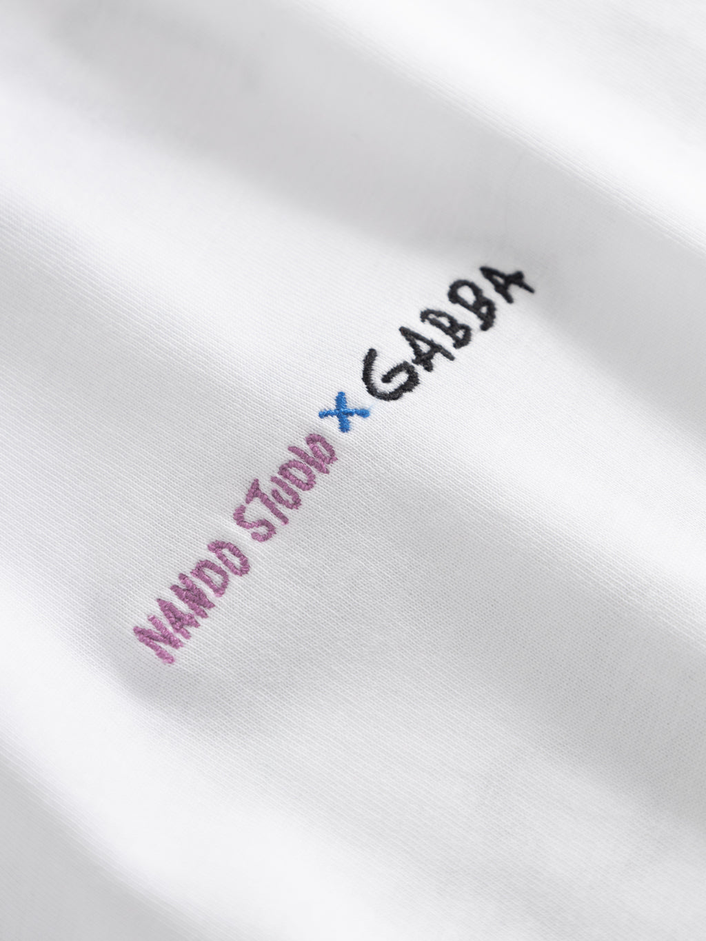 Close-up of white GABnigel Boxy Nando SS T-Shirt GOTS by Gabba, featuring embroidered 