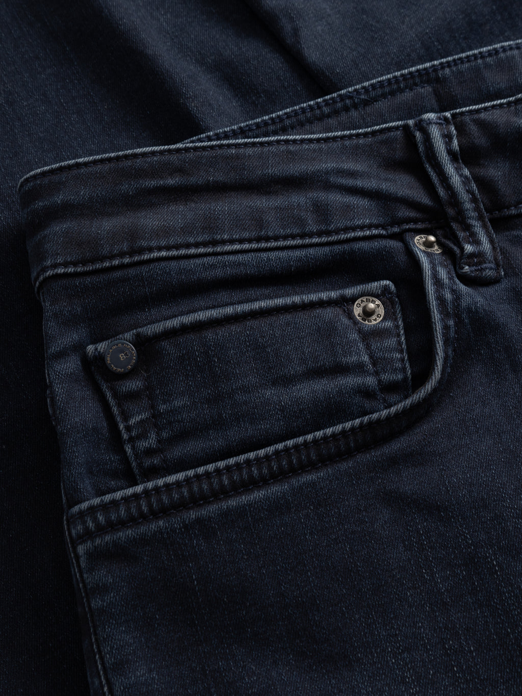 Close-up of the front pocket on Gabba GABjones Blueblack Jeans—blue-black denim with sleek stitching, metal rivet, and a coin pocket. The slim straight fit and slight fading create a stylish look with all-day comfort.