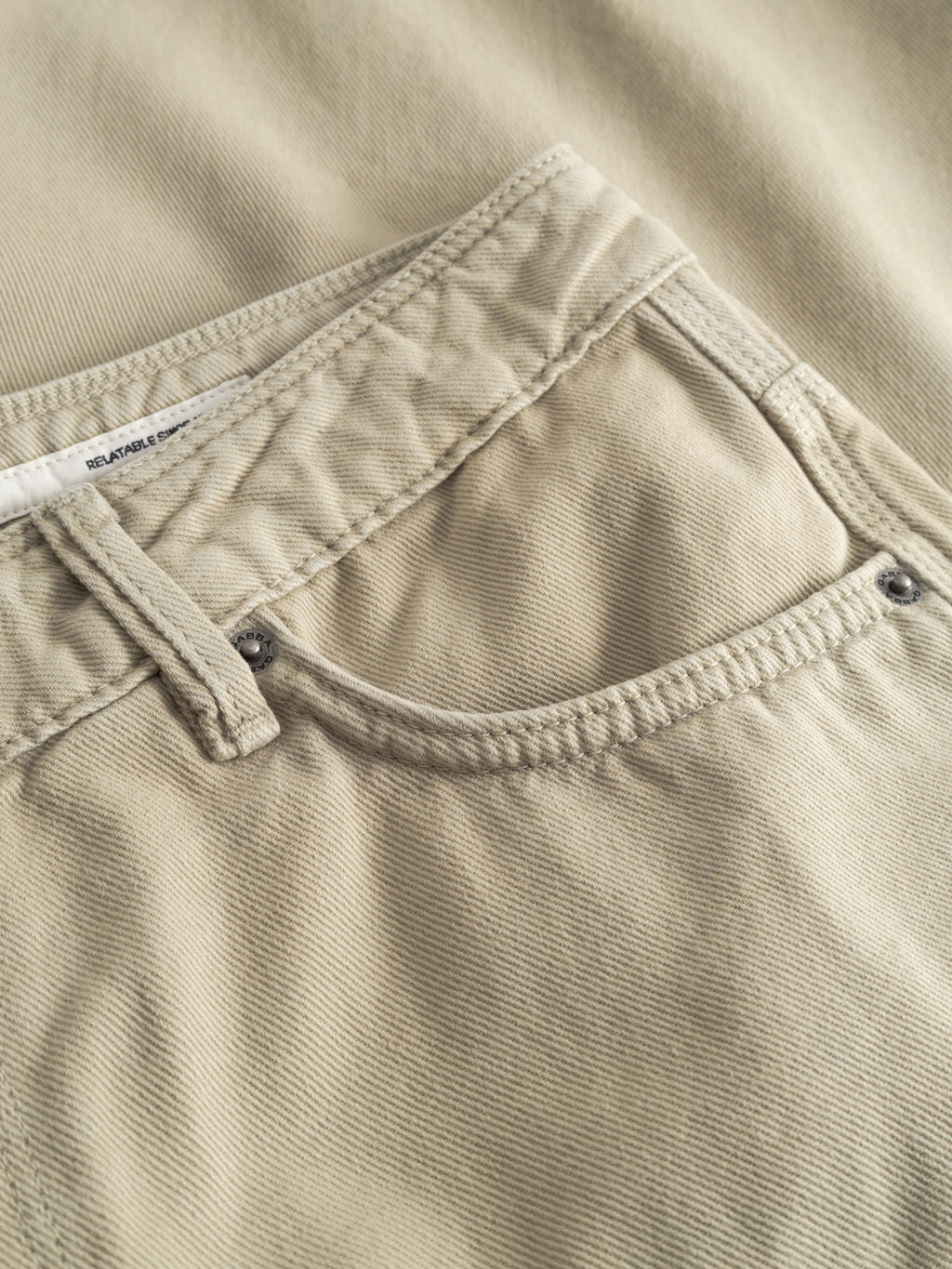 Close-up of the GABmox Antiq Shorts by Gabba in Alfa Green, showing the front pocket’s stitching, rivets, and rigid twill waistband with a visible label for a classic look.