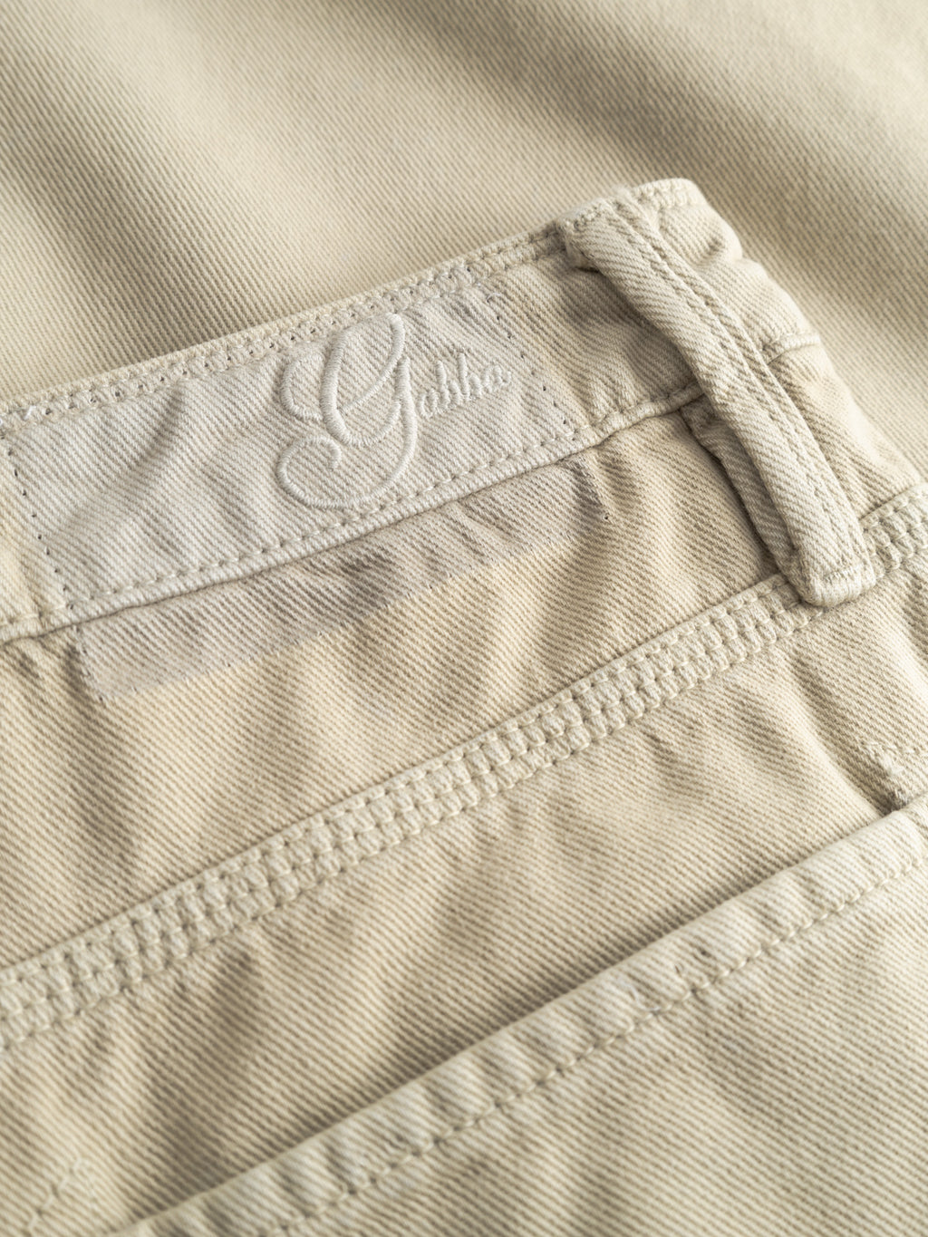Close-up of a rigid twill fabric pocket in Alfa Green with detailed stitching and a white label featuring the Gabba logo, from the GABmox Antiq Shorts collection.