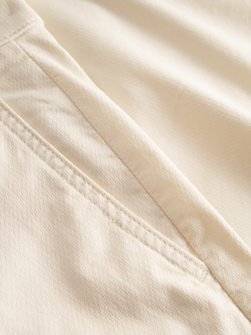 Close-up of the Gabba GABjet K3280 Dale Shorts in Ecru Light, featuring a neatly stitched side pocket and textured weave—ideal for comfortable, relaxed-fit summer wear.
