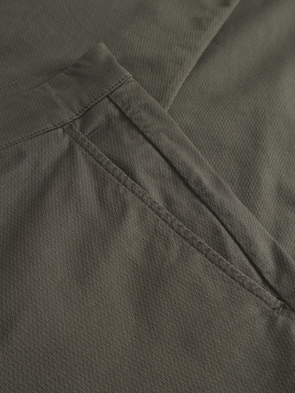 Close-up of the Gabba Paul K3280 Cargo Dale - Army pants, showing the textured fabric, detailed stitching by the side pocket, and sleek branded buttons.