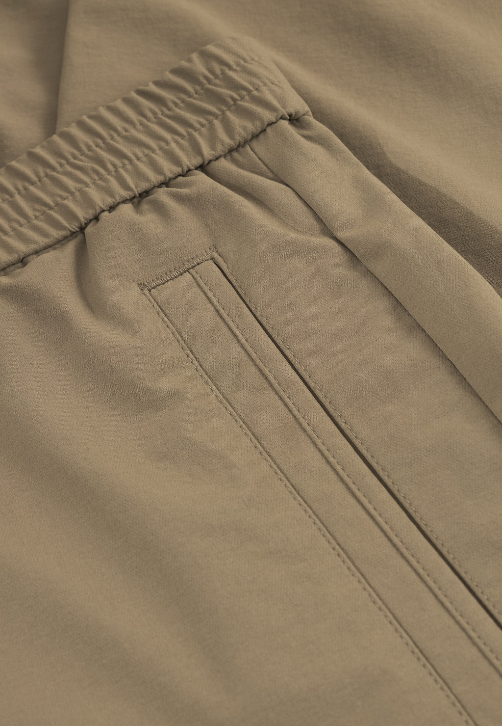 Close-up of Gabba GABmonza Tech - Army pants highlights a relaxed straight fit, elastic waist, horizontal welt pocket, and clean stitching. The tech fabric looks smooth and comfortable, ideal for everyday wear.