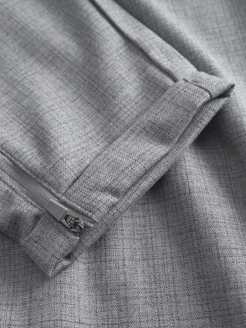 Close-up of GABBA Pisa Cross Lt Grey pants in light grey, featuring a stretch cotton-blend fabric with a subtle plaid pattern, partially zipped fly, and neatly sewn seams.
