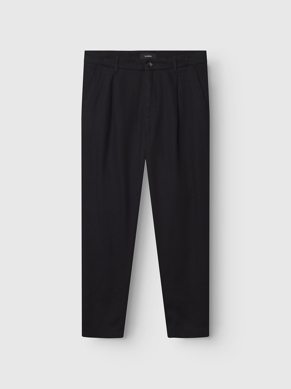 The GABJoe‑Pas Vill - Black trousers by Gabba are utility-inspired, straight-leg pants crafted from cotton twill, featuring belt loops, side pockets, and a button closure, shown laid flat on a white background.