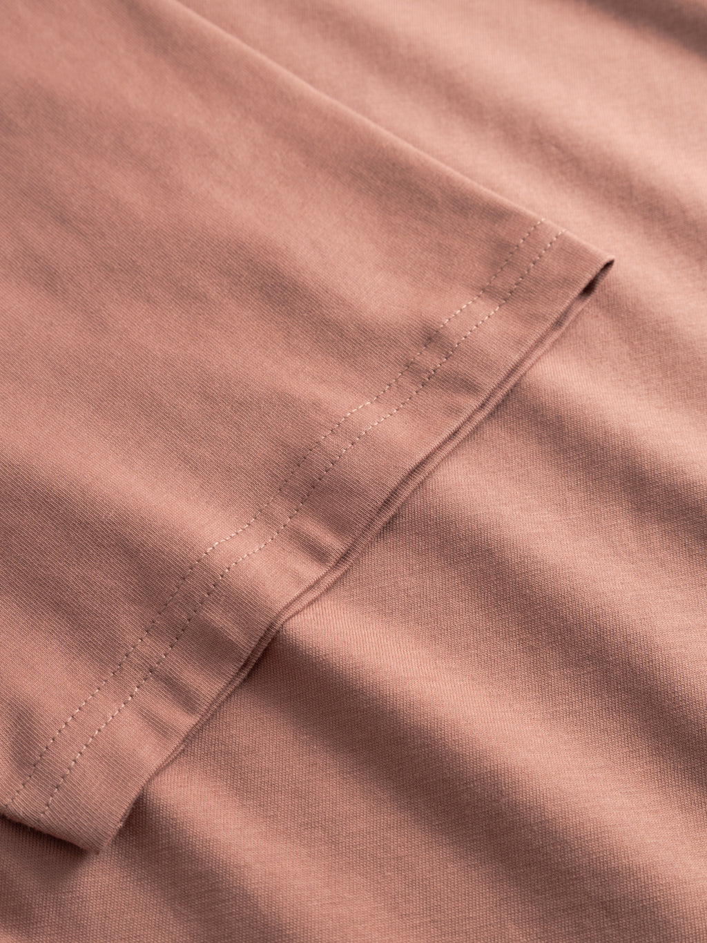 Close-up of the Gabba GABdune Logo GOTS SS T-Shirt in Wood Pink, showing the organic cotton sleeve laid flat with fine stitching along the hem and soft fabric texture.