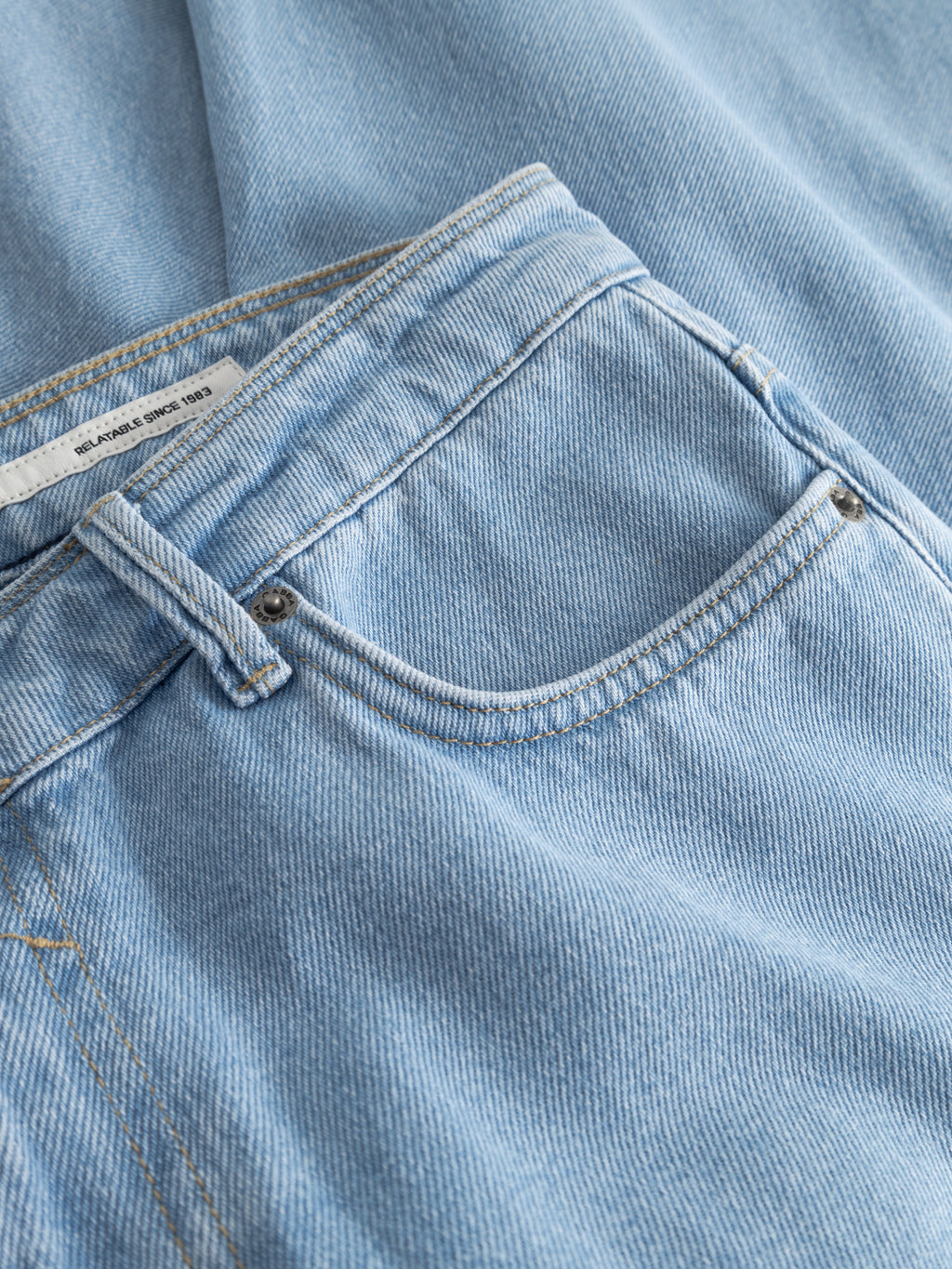 Close-up of the Gabba GABmax 5poc Lig Jeans in light blue denim, showcasing 5-pocket construction, visible stitching, and textured waist, front pocket, and belt loop details.