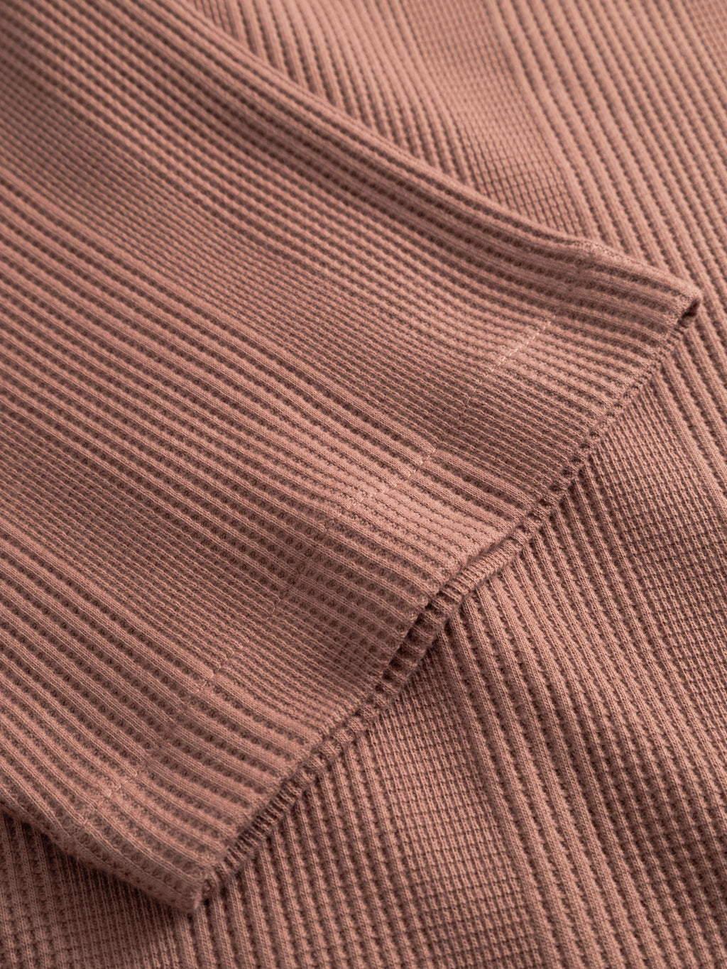 Close-up of the Gabba GABvalente Wup SS T-Shirt in Wood Pink, showcasing its waffle texture, ribbed vertical lines, and soft folded edges for a relaxed fit.