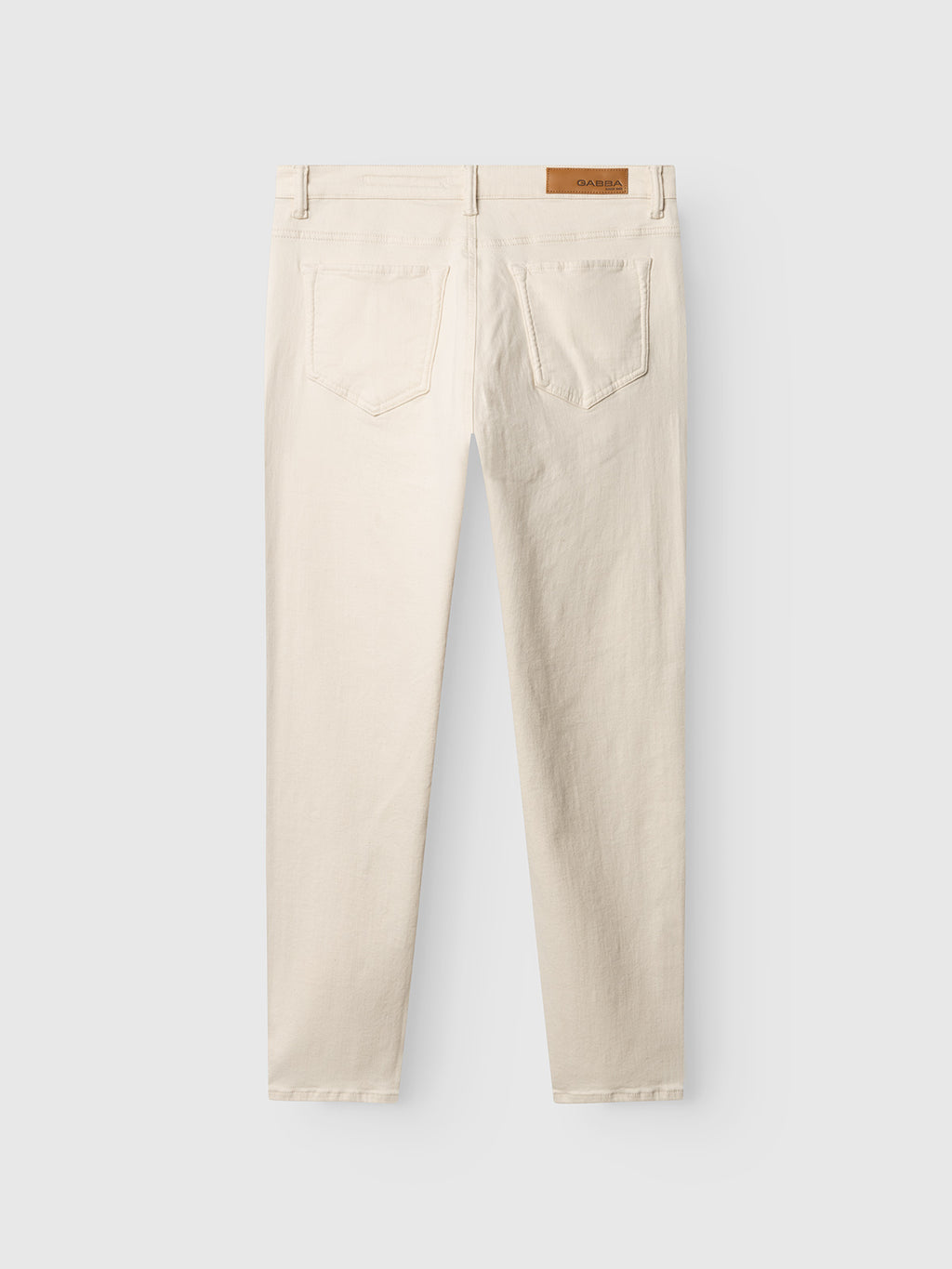 Back view of Gabba’s GABjones Heski Jeans in ecru, featuring two rear pockets, belt loops, and a brown rectangular leather patch on the waistband, made from superstretch fabric and shown against a light gray background.