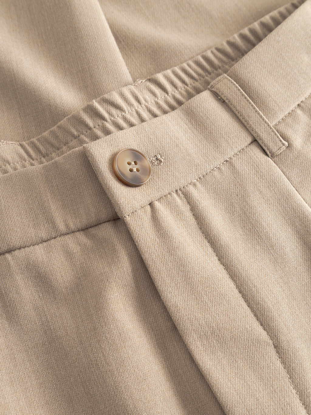 Close-up of Gabba GABnapoli 19 Phin GRS - Sand Plaza beige wool-blend chinos in a regular straight fit, featuring a brown button, belt loop, and elastic waistband at the back, with detailed stitching and fabric texture.