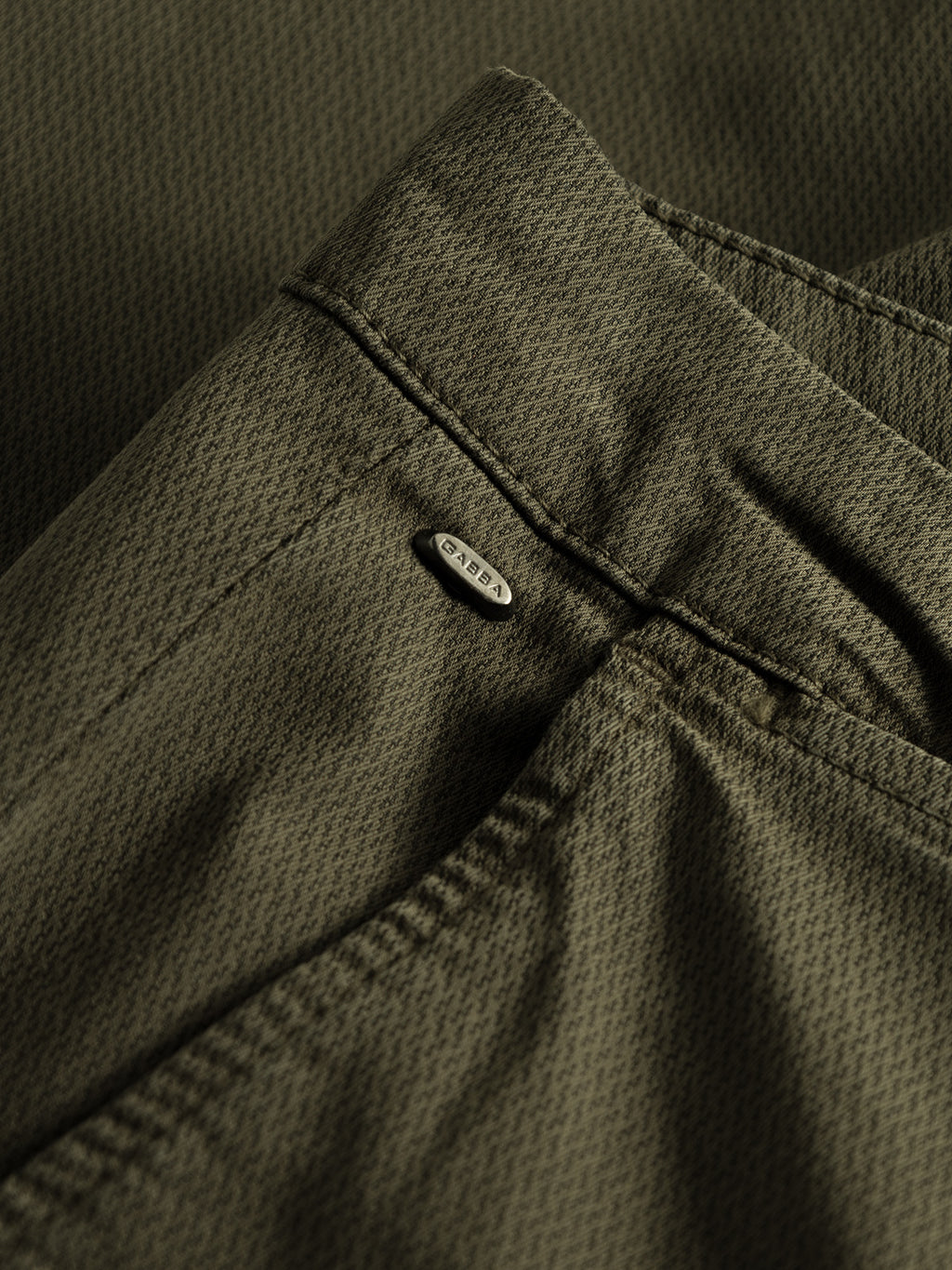 Close-up of GABBA’s GABpaul K3280 Dale Chino in Army, highlighting its green textured fabric, detailed stitching, French pockets, and a small metallic GABBA label above the pocket seam.