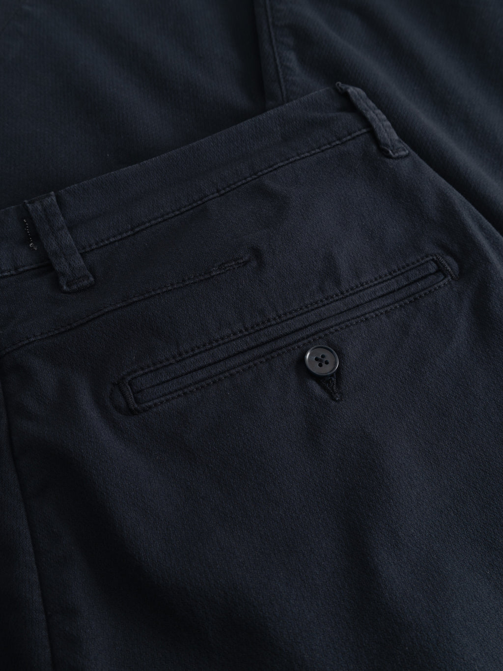 Close-up of the Gabba GABpaul K3280 Dale Chino - Blue Black, featuring a buttoned welt back pocket, belt loop waistband, French pockets, visible stitching, and a slim leg opening for a modern tailored look.