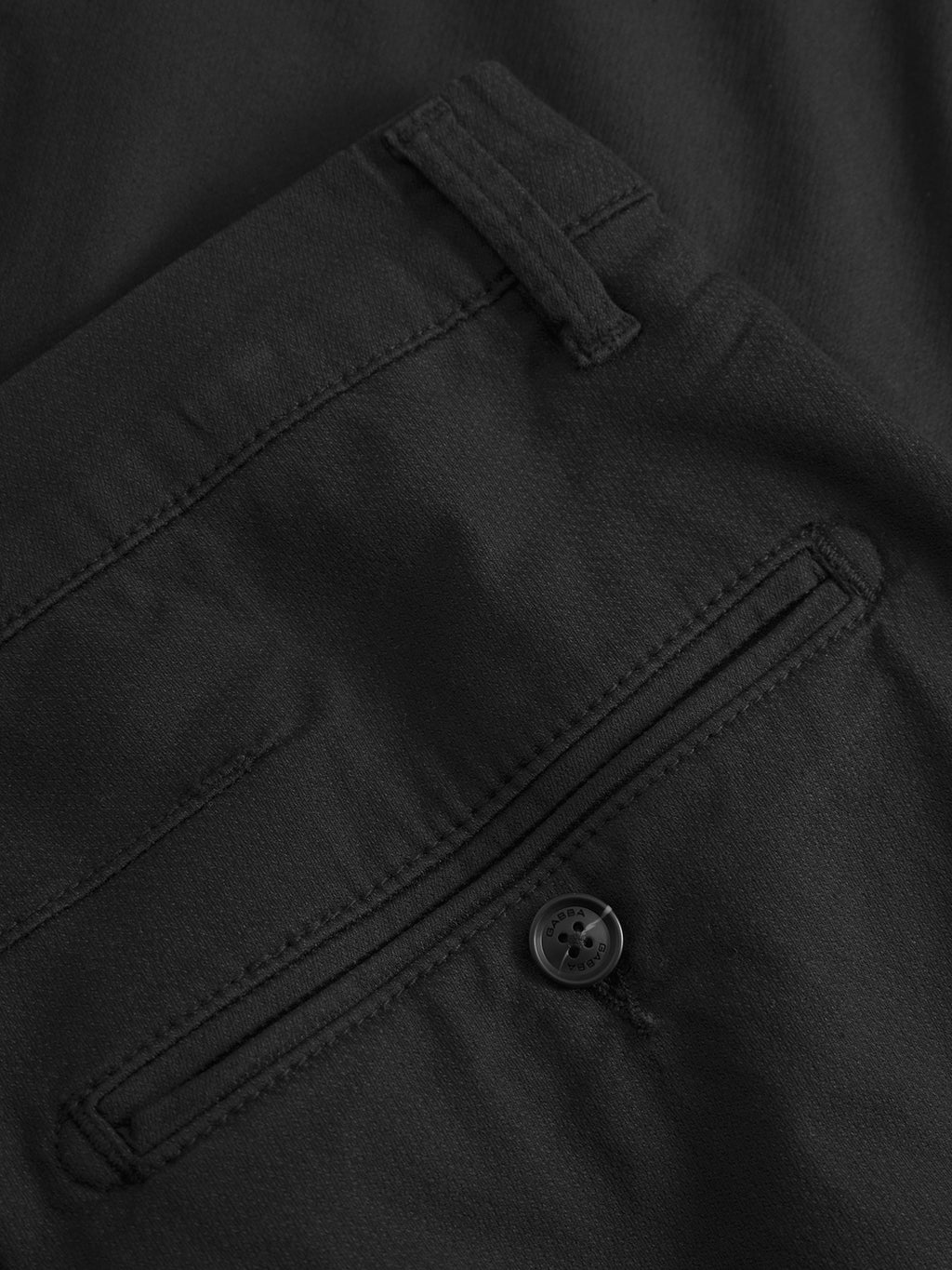 Close-up of the GABBA GABpaul K3280 Dale Chino in black, showing a slim-fit pocket with horizontal welt, button closure, and belt loop. Classic style emphasizes the fabric’s texture and detailed stitching.