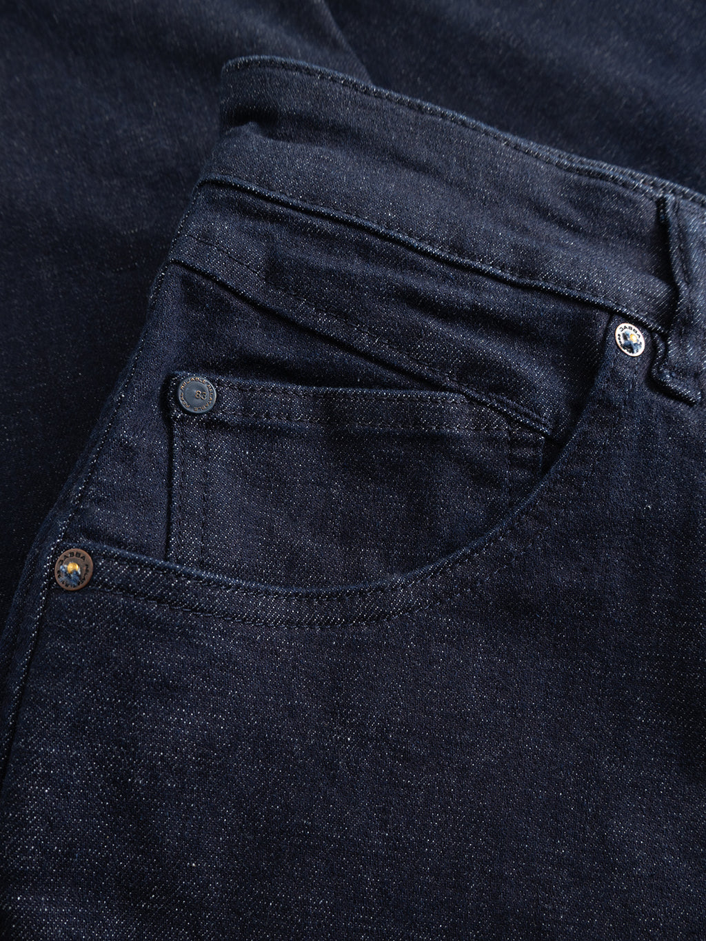 Close-up of the front pocket and waistband of the Gabba GABalex Cropped Bekham DS0001 Jeans in dark blue denim, featuring a dark rinse wash with visible stitching details and metal rivets.