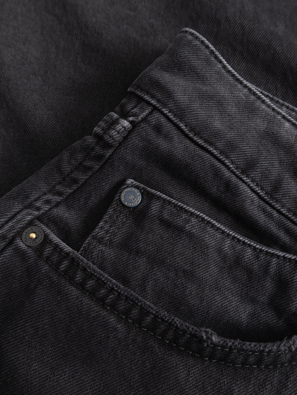 Close-up of the front pocket area of the Gabba GABcarl Blaccom WW0035 Jeans in black denim, highlighting detailed stitching, a small metal rivet, and parts of the main pocket and coin pocket.