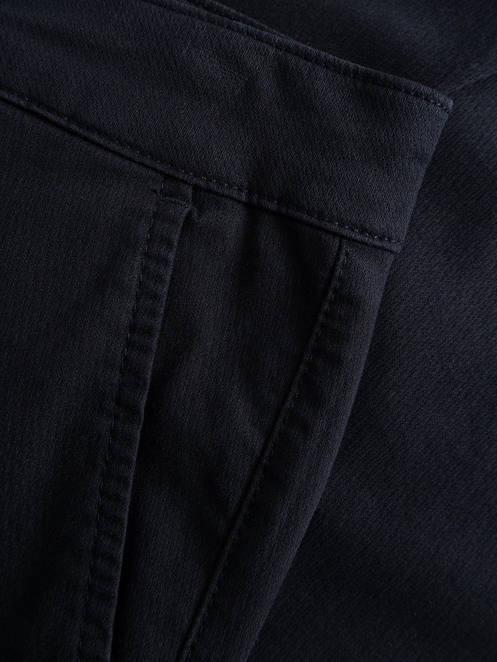 Close-up of the Gabba GABjoe Nopleats Dale Pant in Blue Black, highlighting its pocket stitching, seam details, and high-stretch cotton-blend—a modern essential for versatile style.