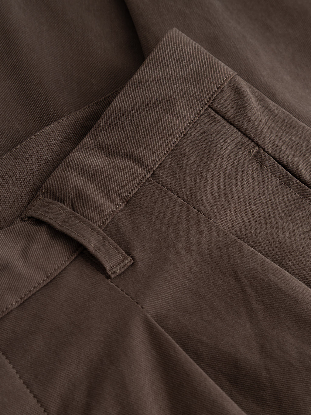 Close-up of the GABfirenze Bolu Cropped TENCEL ™ Pant - Brown Slate, highlighting the relaxed fit, waistband, belt loop, and stretch twill side pocket detail.