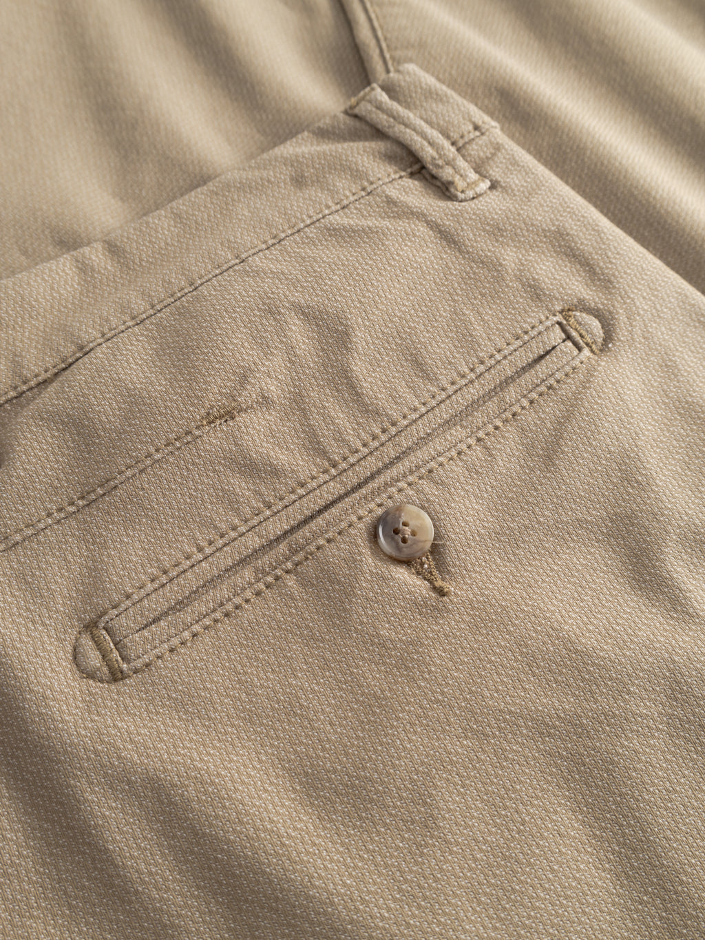 Close-up of the back pocket on Gabba’s GABpaul K3280 Dale Chino in Sand, showcasing a single button closure, subtle textured fabric, and classic French pockets.