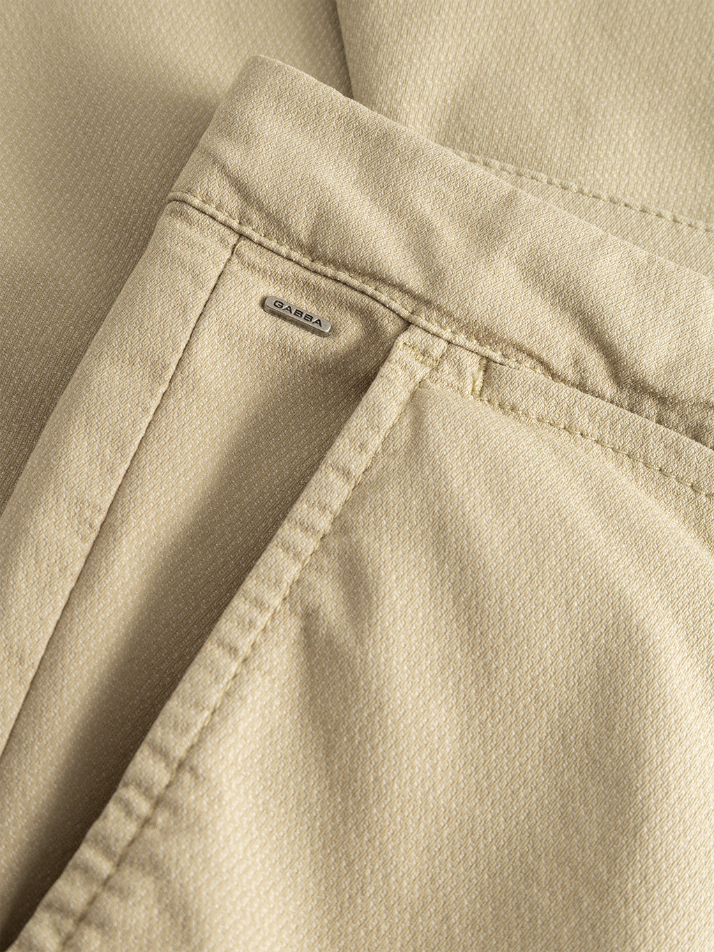 Close-up of Gabba GABpaul K3280 Dale Chino in Alfa Green, featuring a French pocket with neat stitching, a metallic GANDA tag, and subtly textured fabric for classic style and quality craftsmanship.