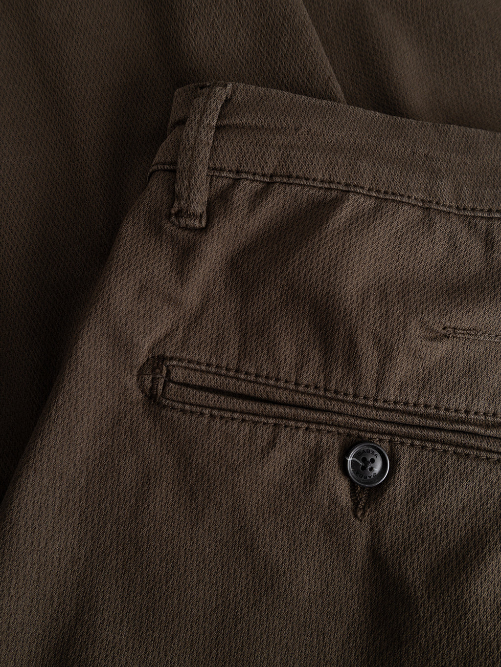 Close-up of the back pocket on Gabba’s GABpaul K3280 Dale Chino in Dk. Brown, showing the button closure, belt loop detail, and double paspel back pockets.